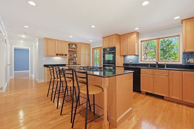 27 Lincoln St, Andover, MA 01810