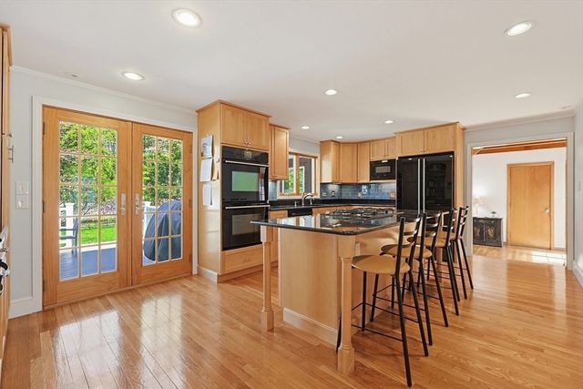 27 Lincoln St, Andover, MA 01810