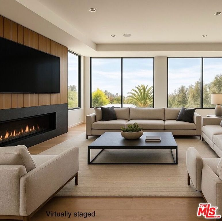 Image 10 of property listing at 15920 Alcima Avenue, Pacific Palisades, CA 90272