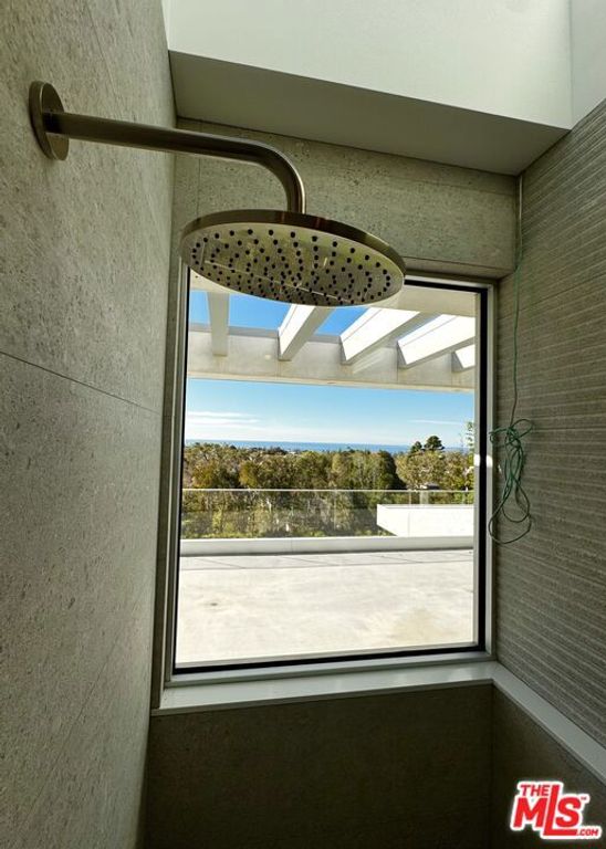 Image 21 of property listing at 15920 Alcima Avenue, Pacific Palisades, CA 90272