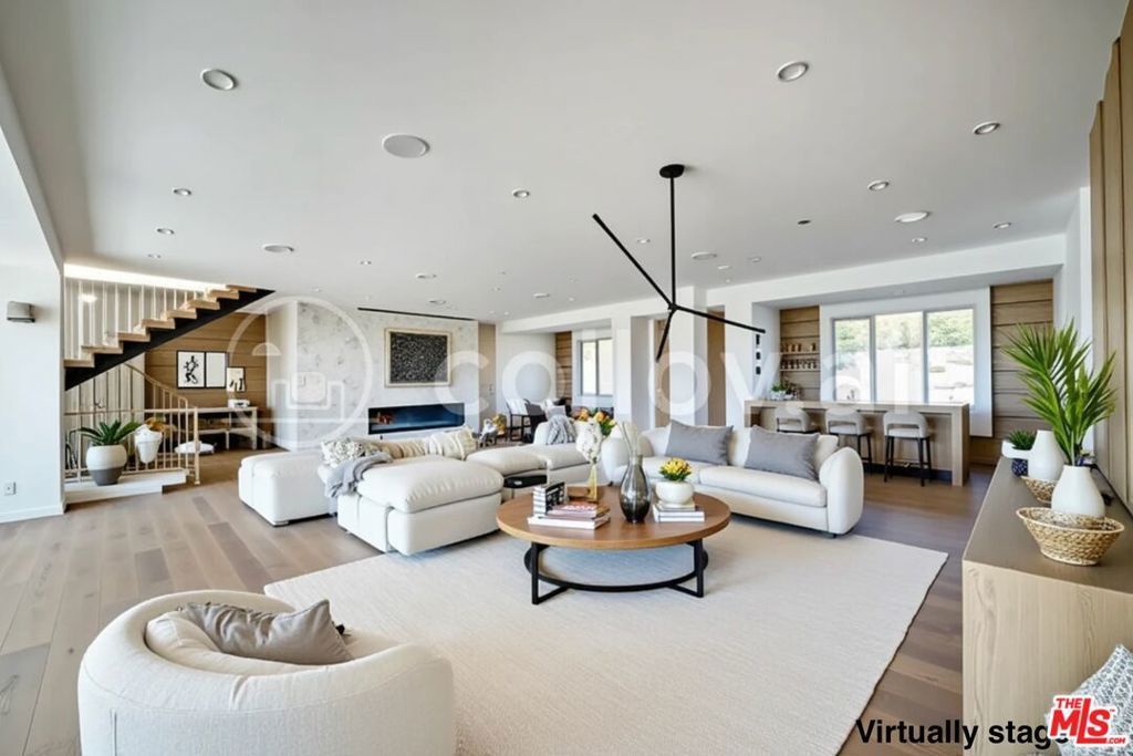 Image 6 of property listing at 15920 Alcima Avenue, Pacific Palisades, CA 90272