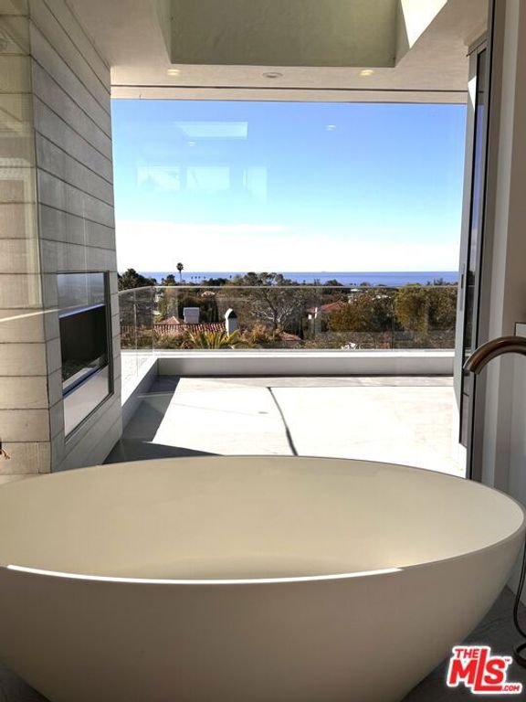 Image 8 of property listing at 15920 Alcima Avenue, Pacific Palisades, CA 90272