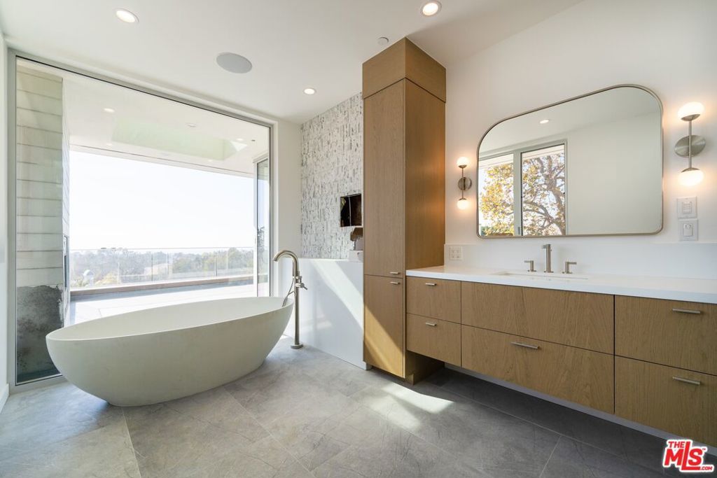 Image 9 of property listing at 15920 Alcima Avenue, Pacific Palisades, CA 90272