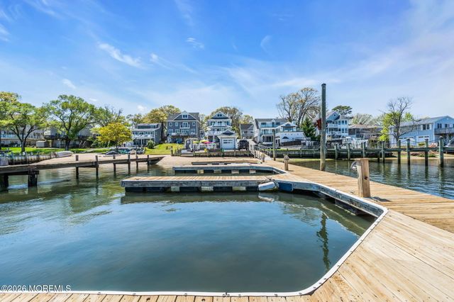 137 Riverside Drive N, Brick, NJ 08724