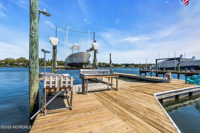 137 Riverside Drive N, Brick, NJ 08724