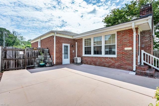 33 Saint Albans DR, Hampton, VA 23669