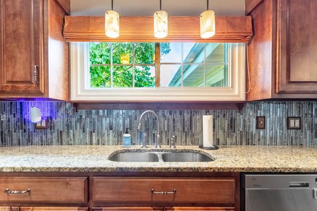33 Saint Albans DR, Hampton, VA 23669