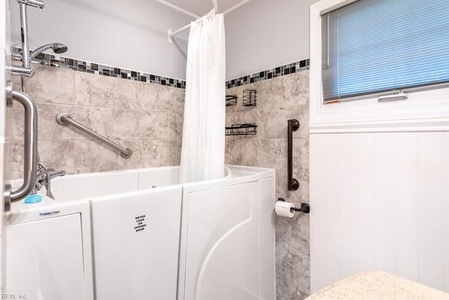 33 Saint Albans DR, Hampton, VA 23669