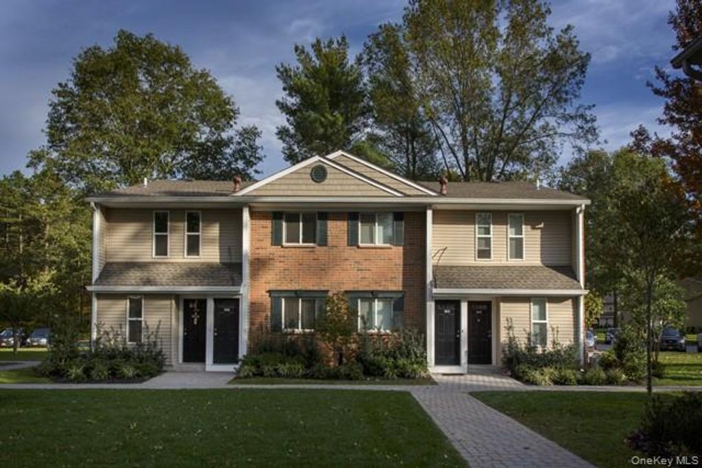 29 Country Club Drive 29H, Coram, NY 11727