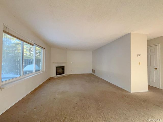 1 Cushing Green N, Pawling, NY 12564