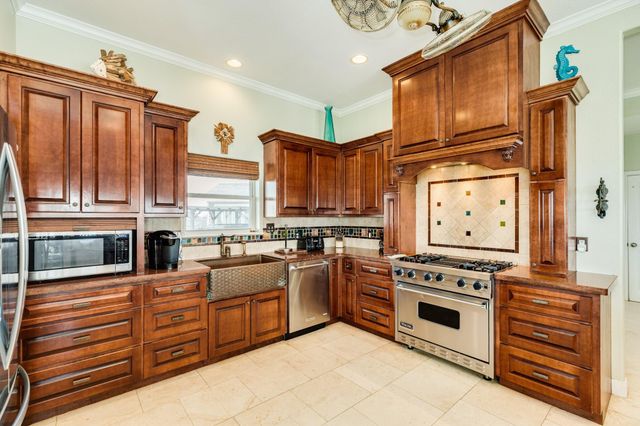 4227 Vista Boulevard, Galveston, TX 77554