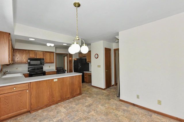 2920 Wildrose WAY, Racine, WI 53402