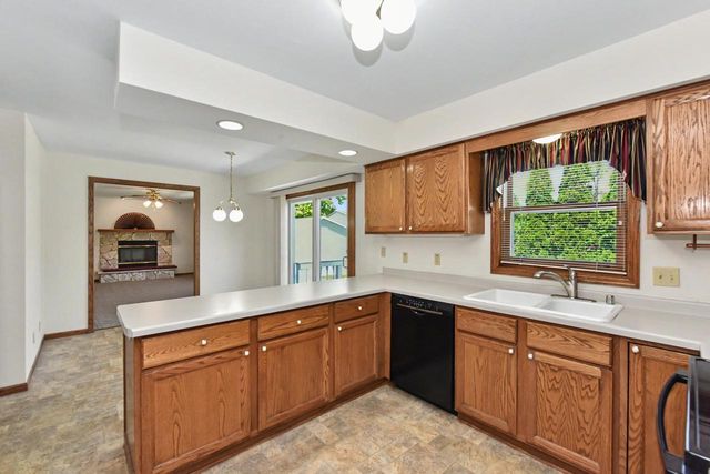 2920 Wildrose WAY, Racine, WI 53402