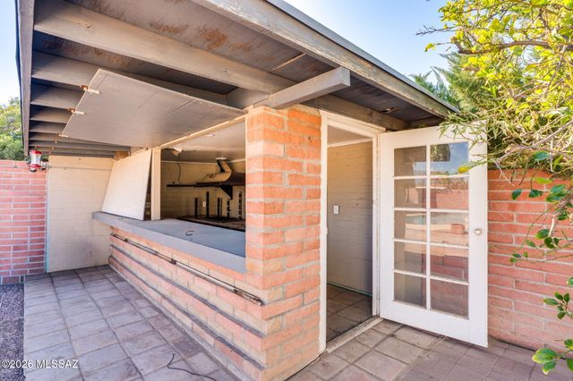 9148 E Bellevue Street, Tucson, AZ 85715