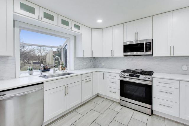 1239 Spring Valley Drive, Carol Stream, IL 60188