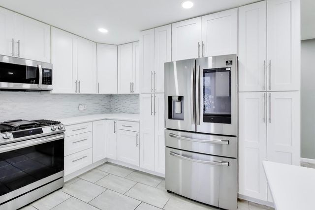 1239 Spring Valley Drive, Carol Stream, IL 60188