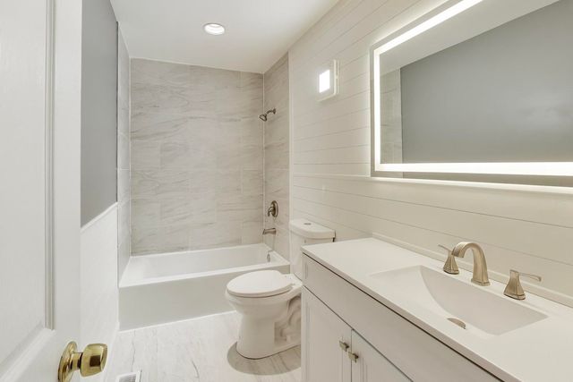 1239 Spring Valley Drive, Carol Stream, IL 60188