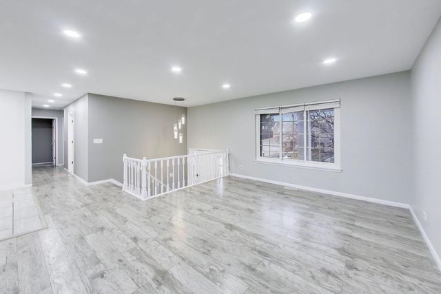 1239 Spring Valley Drive, Carol Stream, IL 60188