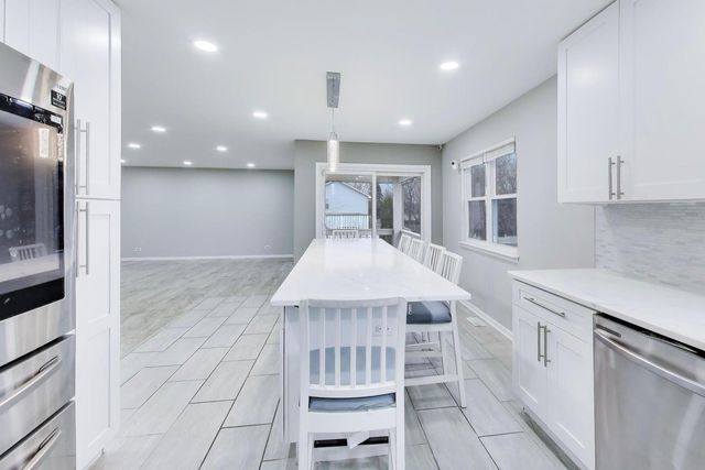 1239 Spring Valley Drive, Carol Stream, IL 60188