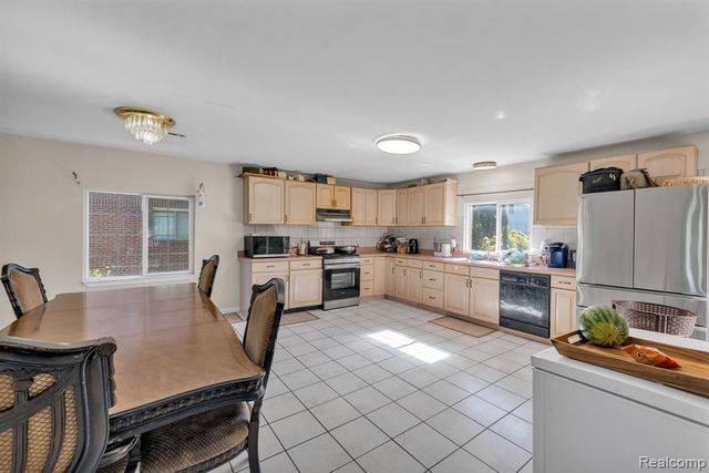 7511 Orchard Avenue, Dearborn, MI 48126