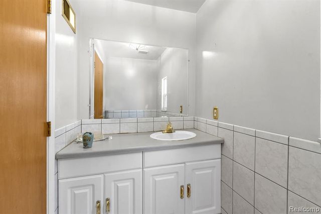7511 Orchard Avenue, Dearborn, MI 48126