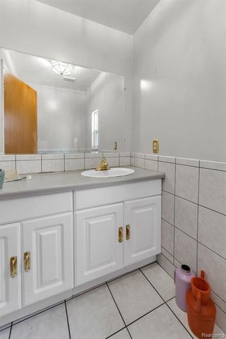 7511 Orchard Avenue, Dearborn, MI 48126