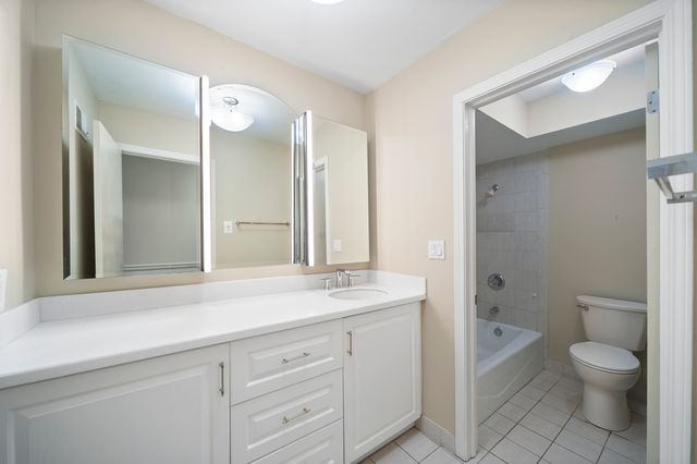 4949 Golf Road 101, Skokie, IL 60077