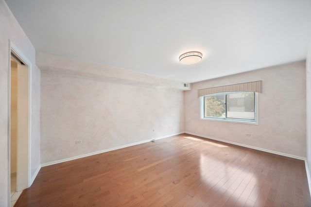 4949 Golf Road 101, Skokie, IL 60077