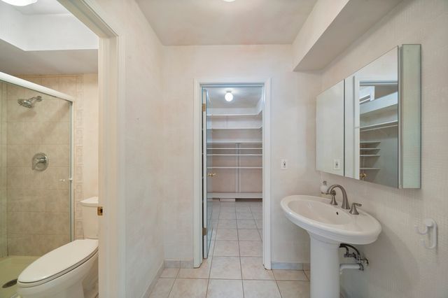4949 Golf Road 101, Skokie, IL 60077