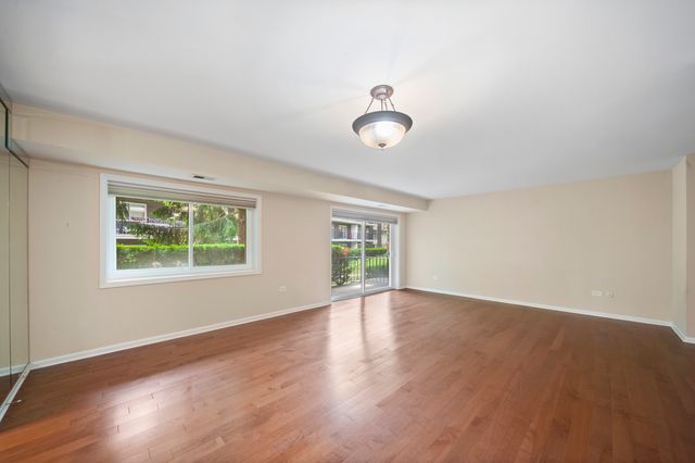 4949 Golf Road 101, Skokie, IL 60077