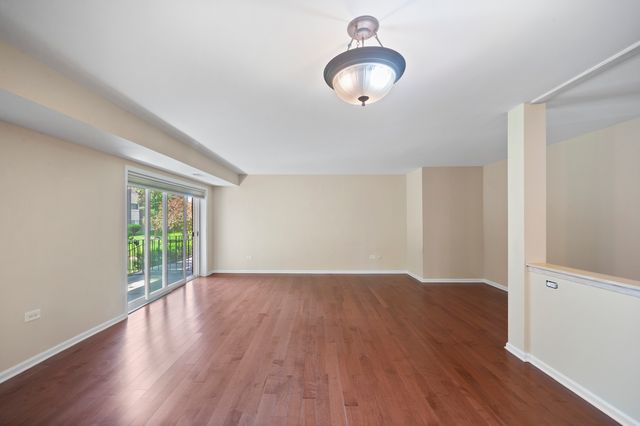 4949 Golf Road 101, Skokie, IL 60077