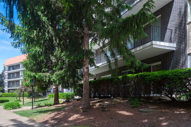 4949 Golf Road 101, Skokie, IL 60077