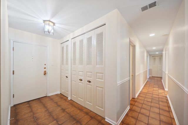 4949 Golf Road 101, Skokie, IL 60077