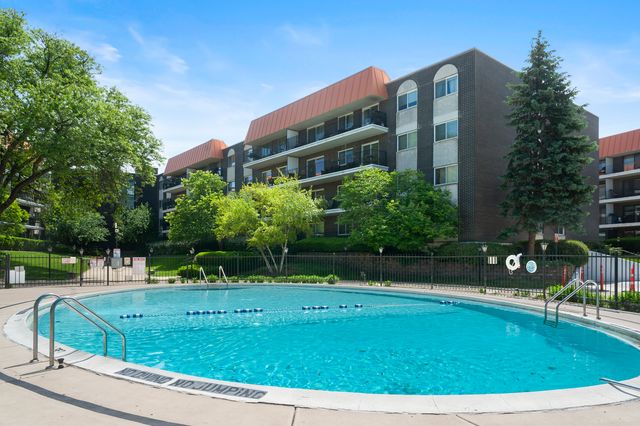 4949 Golf Road 101, Skokie, IL 60077