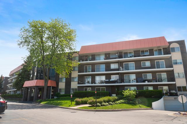 4949 Golf Road 101, Skokie, IL 60077