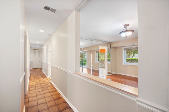 4949 Golf Road 101, Skokie, IL 60077