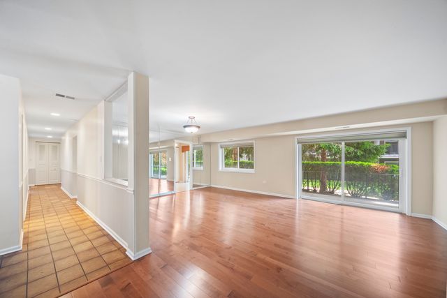 4949 Golf Road 101, Skokie, IL 60077