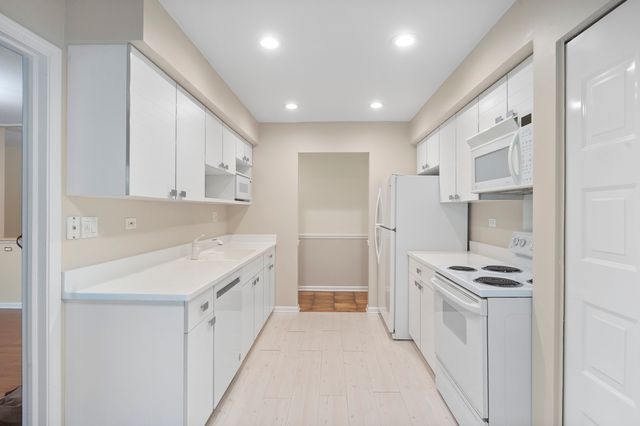 4949 Golf Road 101, Skokie, IL 60077