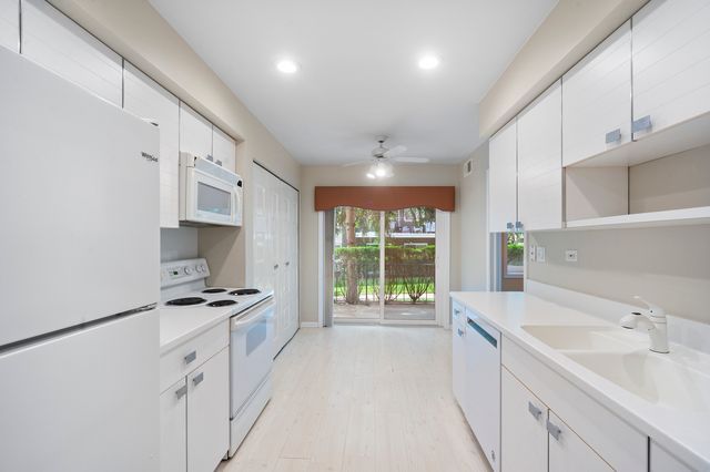 4949 Golf Road 101, Skokie, IL 60077