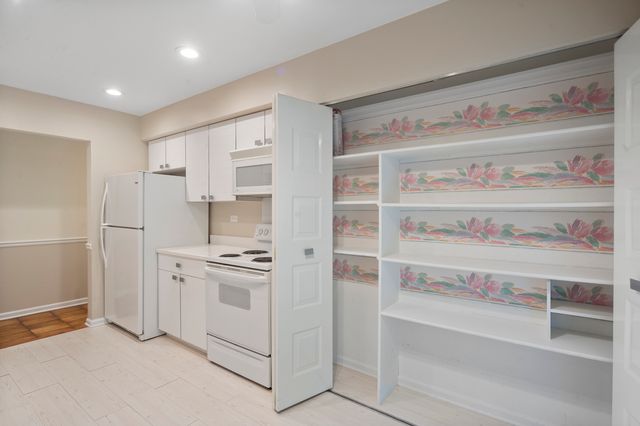 4949 Golf Road 101, Skokie, IL 60077