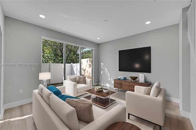 884 NW 170th Ter, Pembroke Pines, FL 33028