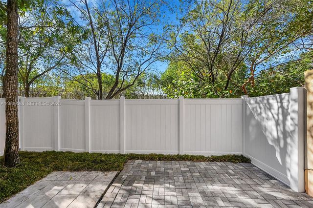 884 NW 170th Ter, Pembroke Pines, FL 33028