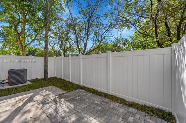 884 NW 170th Ter, Pembroke Pines, FL 33028