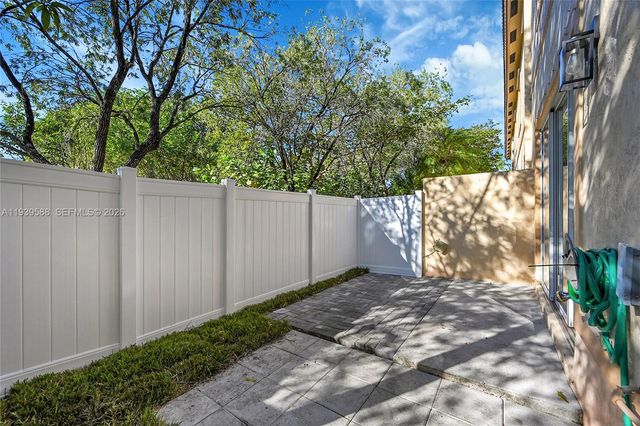 884 NW 170th Ter, Pembroke Pines, FL 33028