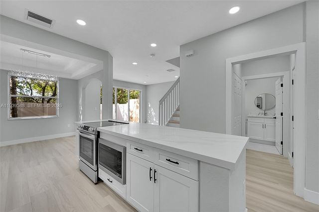 884 NW 170th Ter, Pembroke Pines, FL 33028