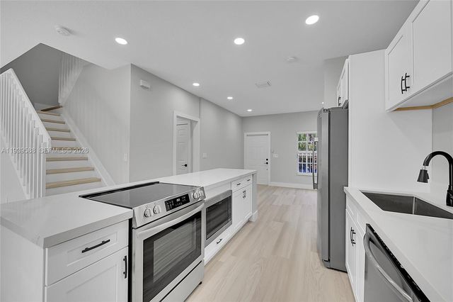 884 NW 170th Ter, Pembroke Pines, FL 33028