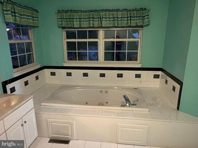 1 OVERVIEW CT, Reading, PA 19607