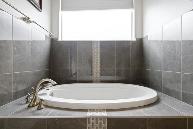 143 Mattis Dr, Richland, WA 99352