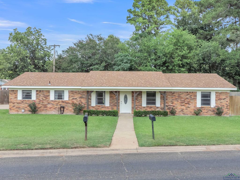2312 W Gay Avenue, Gladewater, TX 75647