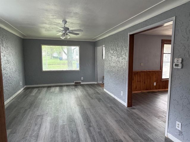 20 5TH AVE SE, Oelwein, IA 50662